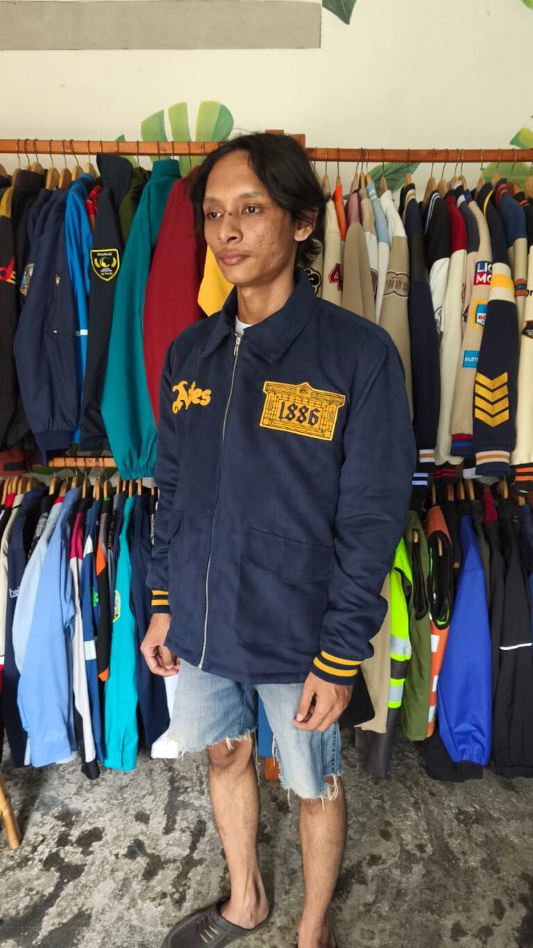 Jasa Konveksi Jogja melayani Konveksi Jaket Varsity, Konveksi Jaket Bomber, Konveksi Jaket Parka. Melayani konveksi jaket se-indonesia.